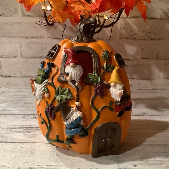 Resin Pumpkin LED With 4 Gnomes Climbing Grape Vine - Picture 7 of 9